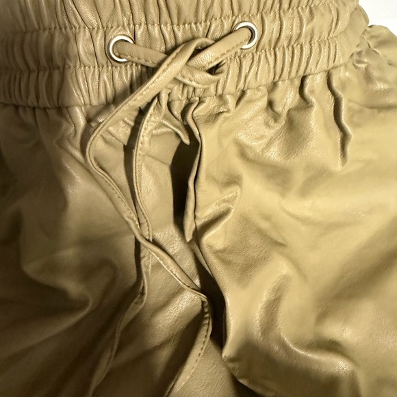 Zenana outfitters olive  Green Women's Shorts medium nwot - Picture 5 of 8